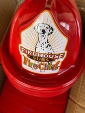 (PAQUETE DE 100) Sombrero/Sombrero de bombero de plástico rojo para niños Firehouse Subs (NUEVO)