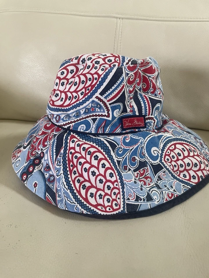 Sombrero Cubo Vera Bradley Floral Jardinería Rojo Blanco y Azul Paisley  Foto 4 de 4