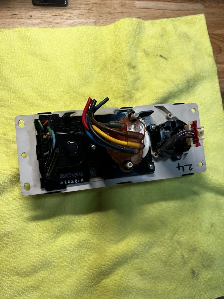 Heating And Cooling Control Module 2000 Jeep Cherokee - Image 2 of 2