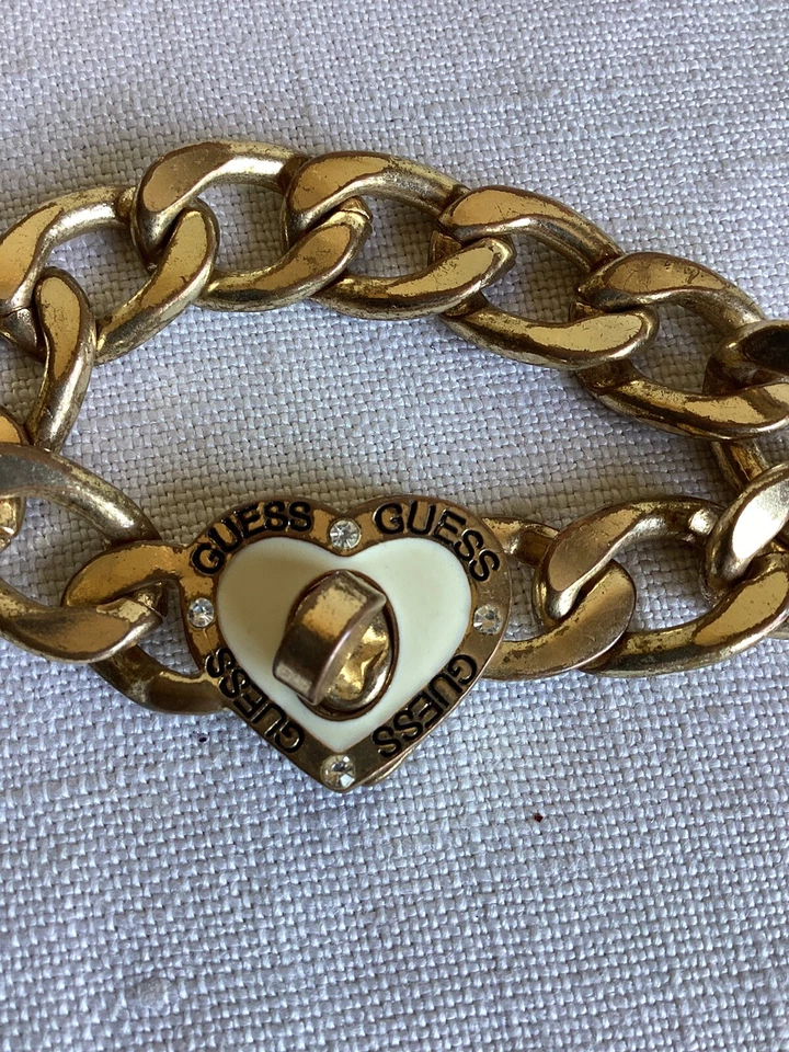 Pulsera de eslabones Cahin tono dorado corazón estrás esmalte blanco Guess para mujer Foto 2 de 4