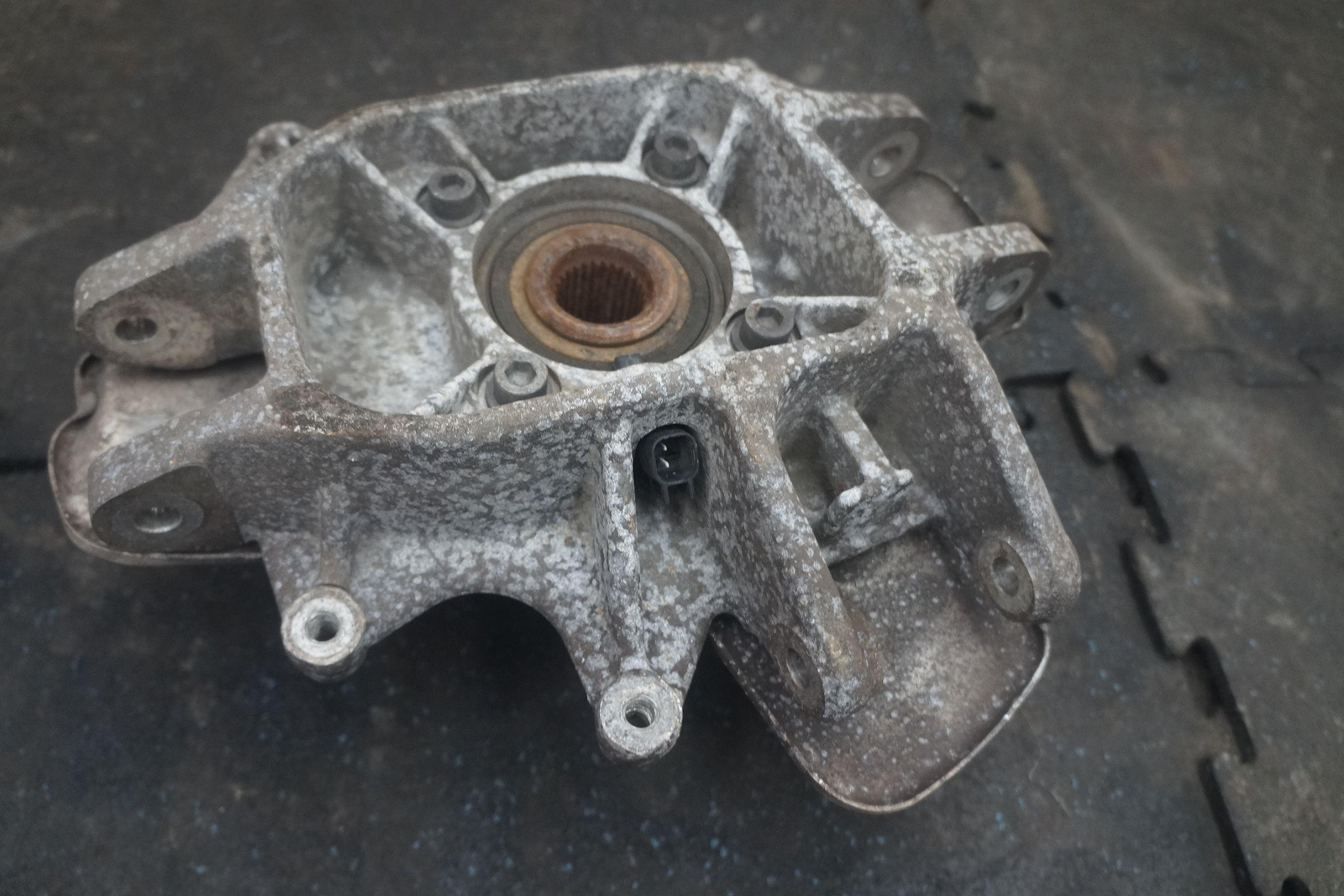 Rear Suspension Left Spindle Knuckle Bearing 8D33-5A971-AB Aston Martin DB9 2007