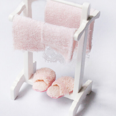 1Set 1/12 Scale Dollhouse Miniatures Accessories Mini Towel Rack Carpet Slippers