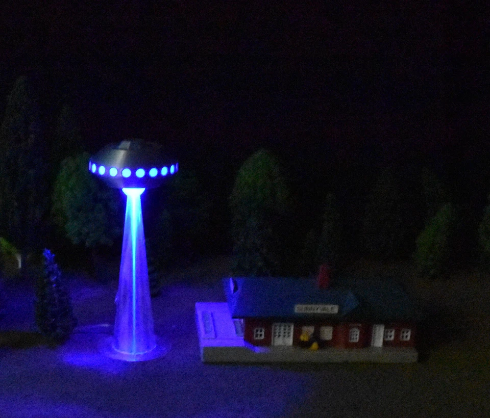 N Z Scale Trains UFO Flying Saucer Space Ship With Abduction Blue Laser Beam  - Image 4 of 4