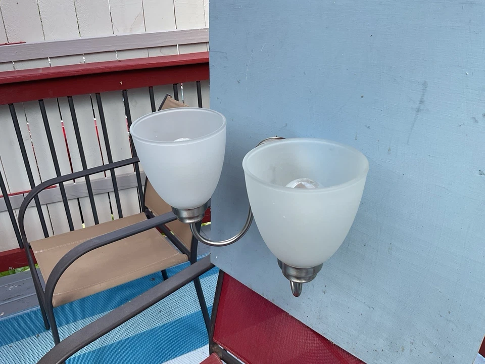 Luz de tocador de 2 luces Hampton Bay Hamilton vidrio esmerilado de níquel cepillado Foto 3 de 4