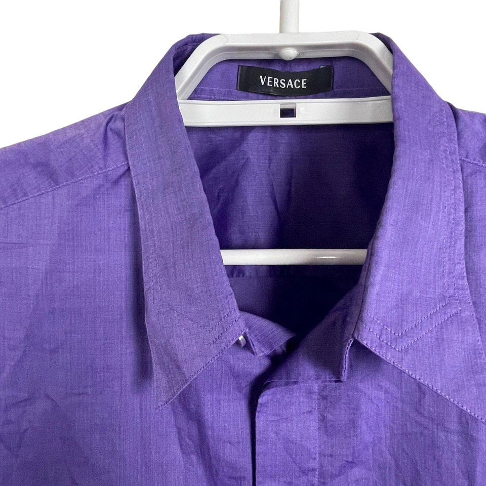 Camisa manga longa Gianni Versace Itália tamanho 50 roxa com botões escondidos - Imagem 3 de 4