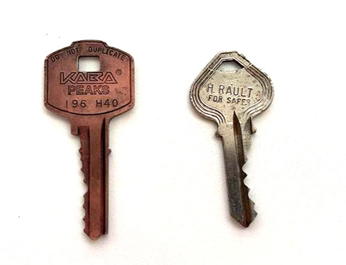 Set of two antique vault keys 1970-1980: one Kaba Peaks I96 H40 + one H. Rault