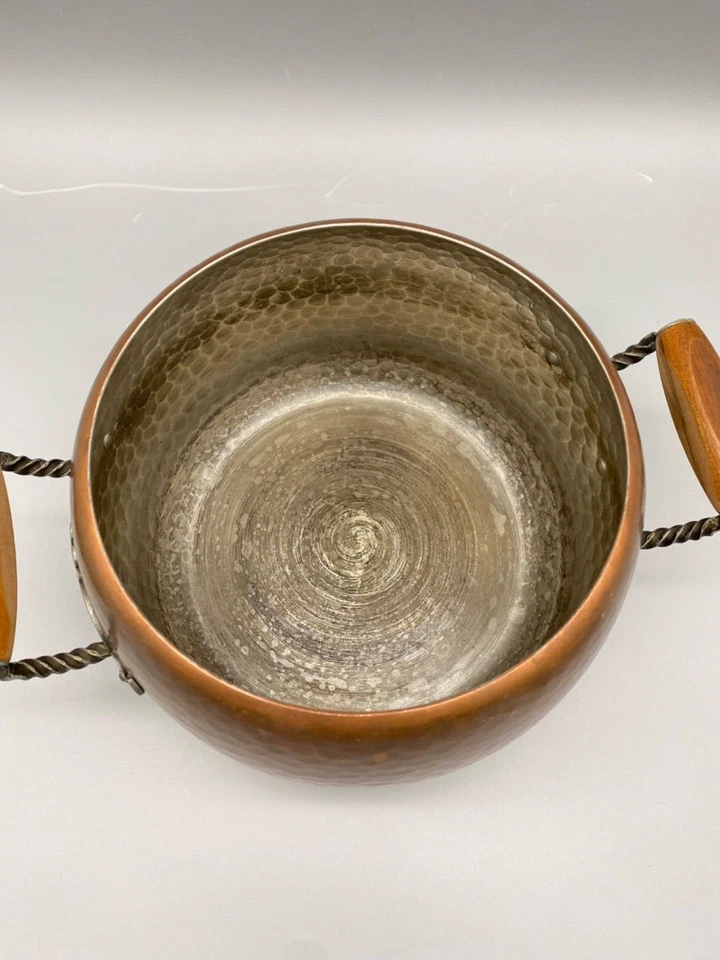 GEHÄMMERTER KUPFER TOPF BOWLE HOLZ METALL GRIFFE MID CENTURY STÖCKLI SWISS - Bild 4 von 4
