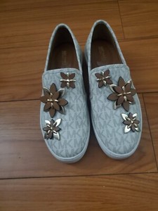 Michael Kors Size 5M logo flowery accent tan & white leather flats
