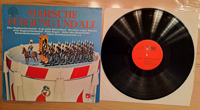 Märsche für Jung und Alt. Es spielt das Blasorchester Tim Herrmann 1973.