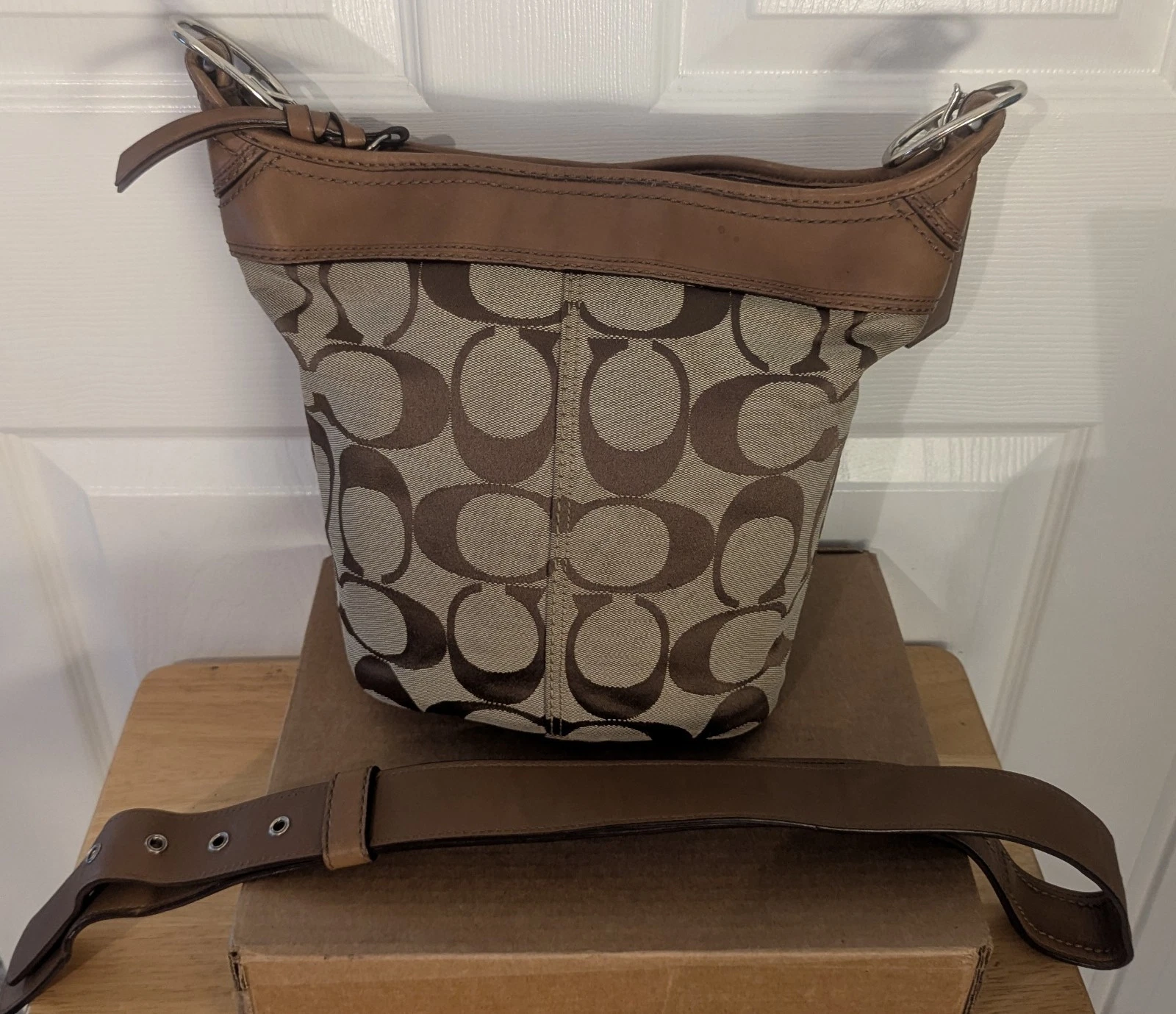 Borsa a secchiello Coach Signature Bleecker marrone e pelle marrone tela