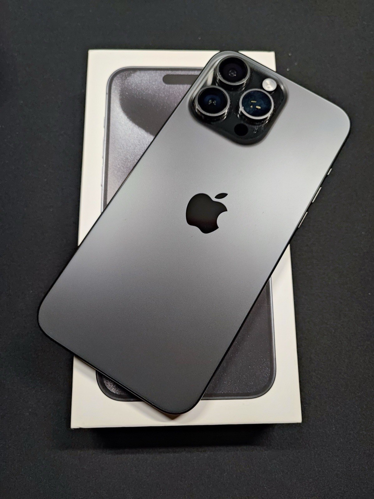 Apple iPhone 15 Pro Max Nero iOS con scatola, cover e vetro temperato ESR