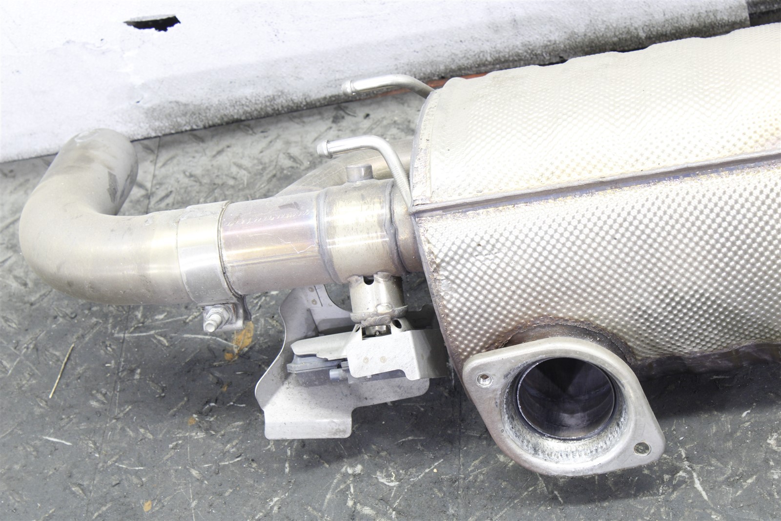 2020 Aston Martin Vantage Rear Exhaust Muffler Pipe 18-21