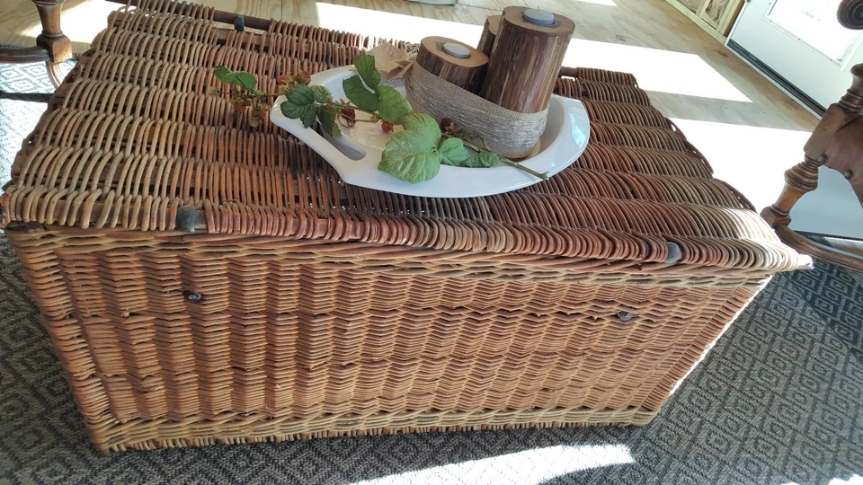 Antiguo baúl europeo de mimbre y ratán asas de cuero grandes coleccionables  Foto 4 de 4