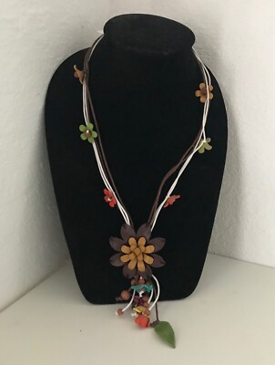 Braune Lederkette Gänseblümchen