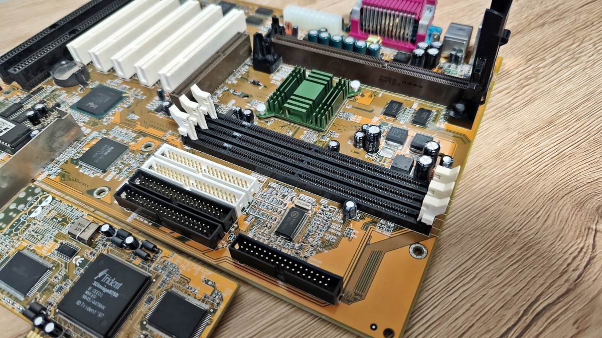 ABIT BE6 マザーボード ABIT BE6, Slot 1, Intel Motherboard