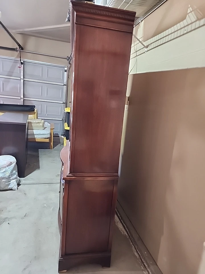 Duncan Phyfe 1940 Georgian-style Mahogany Traditional China Cabinet - Image 2 of 4