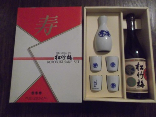 KOTOBUKI SAKE SET 1987 JAPAN WHITE CERAMIC PITCHER CUPS ORIGINAL BOX - Picture 3 of 7