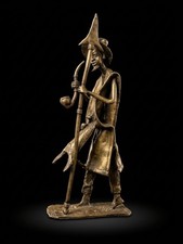 Alte Afrikanische Bronzefigur J&auml;ger mit Lanze und Pfeife
