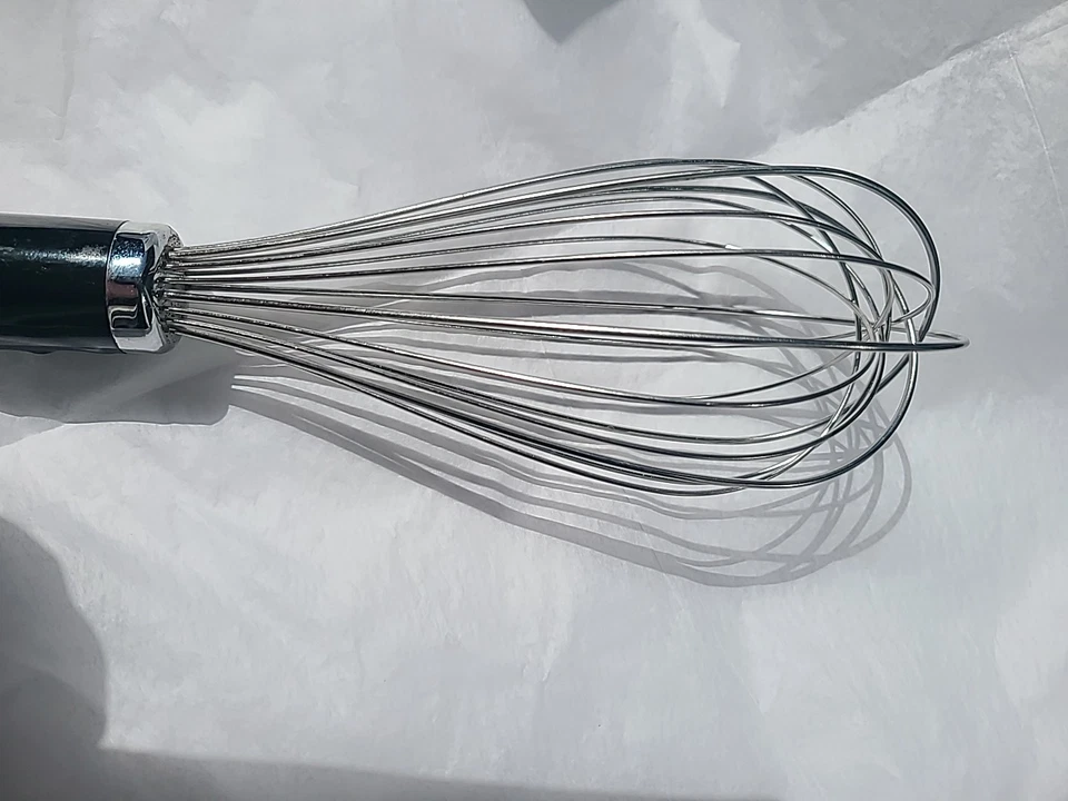 BATIDOR KITCHEN-AID 12" CABLES DE ACERO INOXIDABLE MANGO DE PLÁSTICO NEGRO Foto 3 de 4