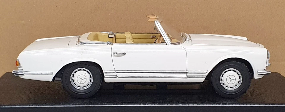 Anson 1/18 Scale Diecast 30389 - Mercedes Benz 280 SL - White - Image 3 of 4