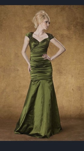 Theia - 881838 Ruched Sweetheart Mermaid Gown, Size 12