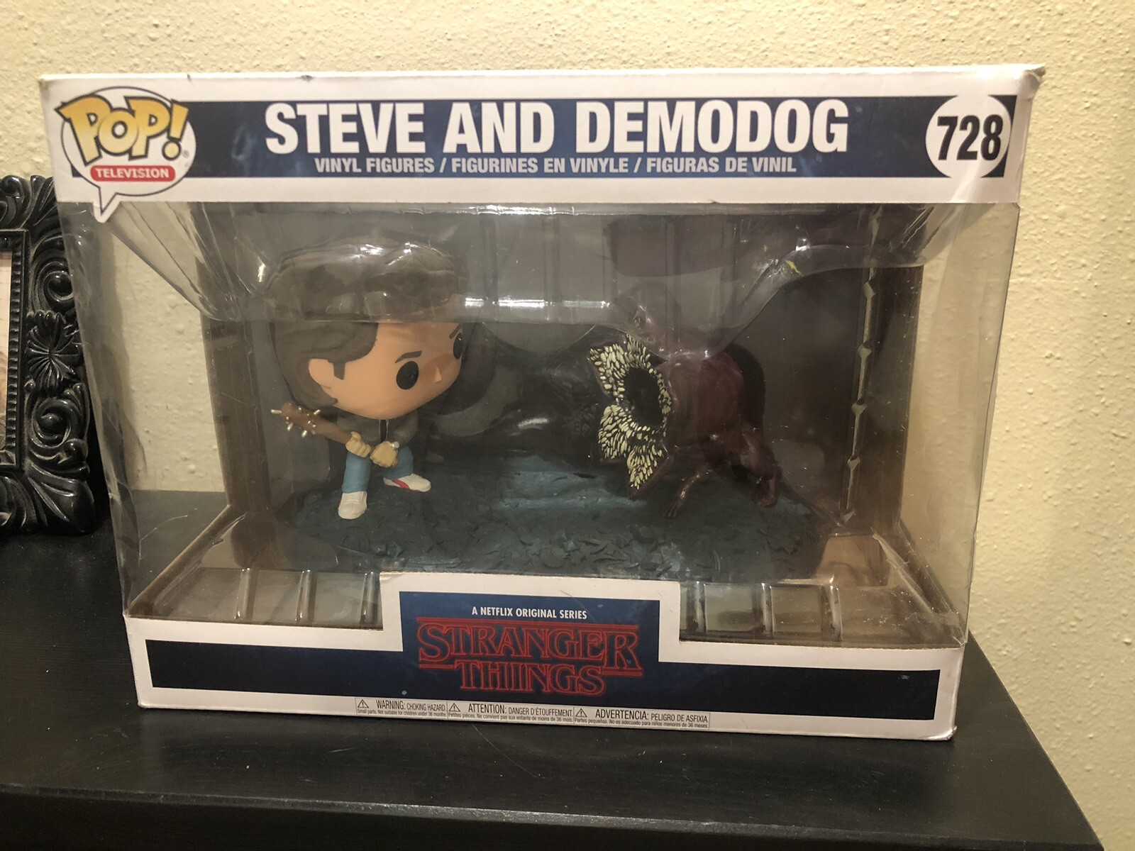 Funko Pop! Figura De Televisión Stranger Things Steve Vs. Demodog #728 Caja Usada