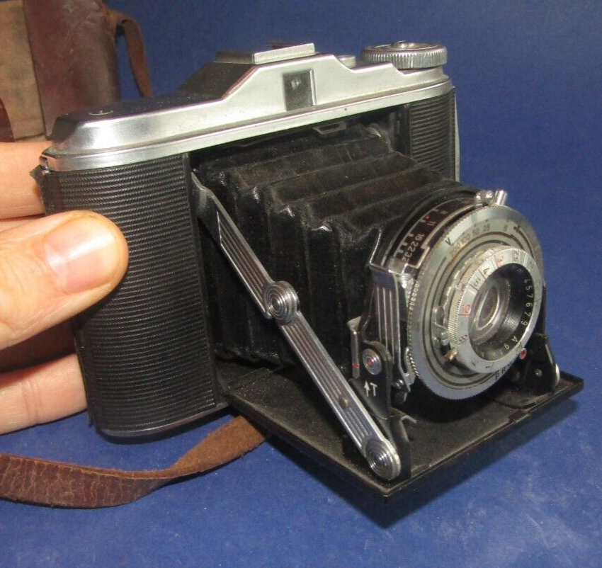APPAREIL PHOTO AGFA avec ETUI CUIR et SON PIED TELESCOPIQUE PLIABLE collection