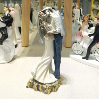 Adorable Kissing Lover Statuettes Perfect Wedding Décor & Anniversary Gift