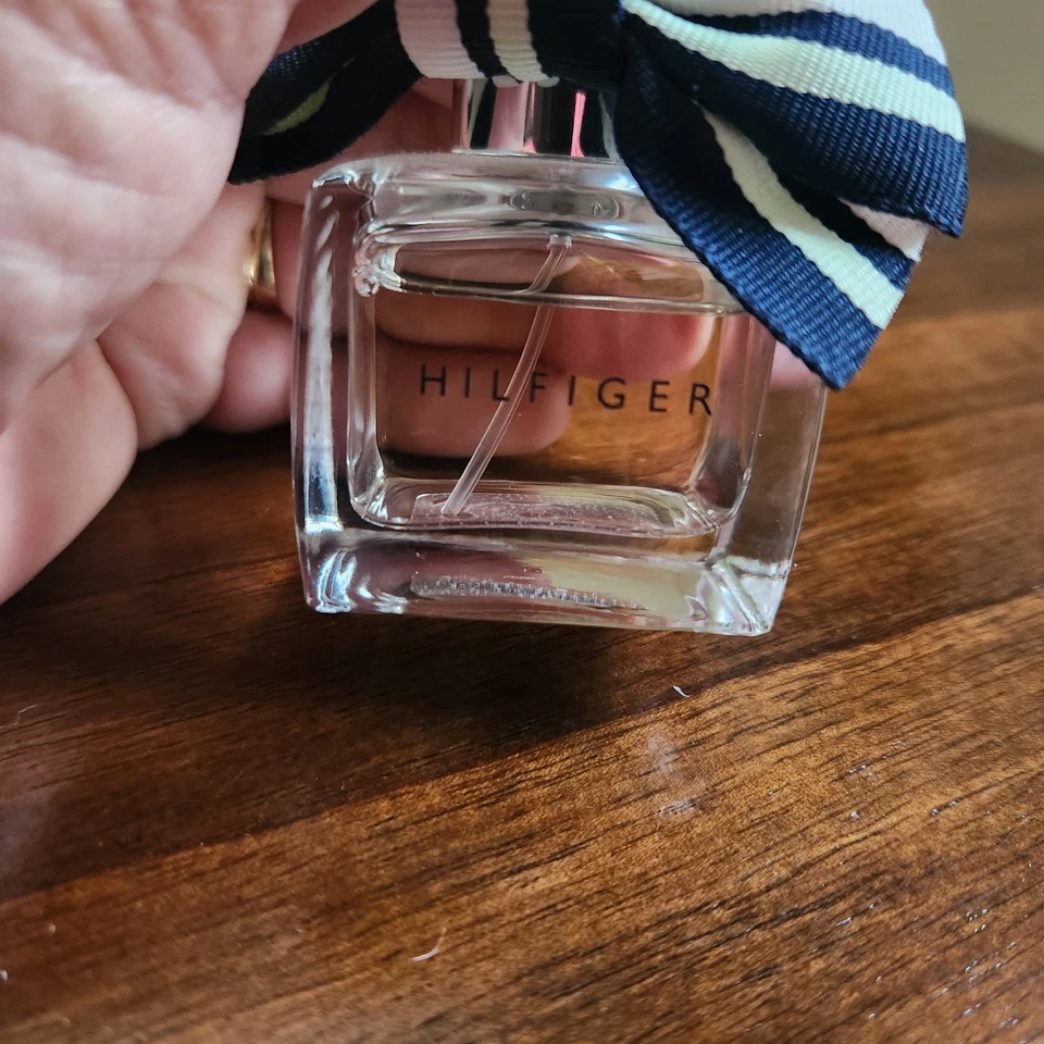 Tommy Hilfiger Mujer Flor de Pera Eau de Parfum Spray 1.0 OZ Completo Tommy Hilfiger Foto 3 de 4