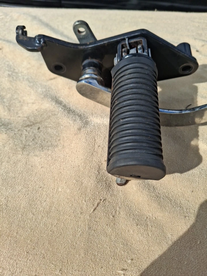 Правый ножной колышек для водителя Kawasaki Vulcan Vn800 1995-2006 годов выпуска с педалью тормоза - Изображение 4 из 4