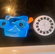 Vintage Fisher Price 3D Blue View -master and 17 reels
