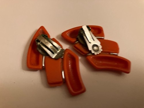 VINTAGE ESTATE CHUNKY ORANGE EAR CLIP CLIP ON EARRINGS - Picture 2 of 2