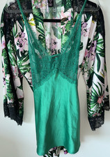 Victoria's Secret Green Lace Adjustable Strap Full Slip Wireless Size S