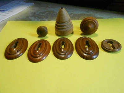 Lot 5 entrées de serrures+2 boutons de tiroir+ 1 "truc" en bois - Photo 1/4
