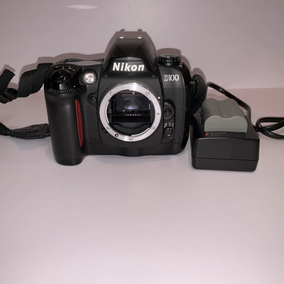 Cámara Nikon D100 SLR con correa original y cargador de batería Dos baterías Foto 3 de 4