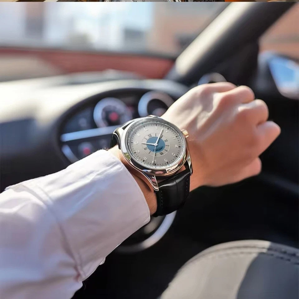 Orologio da uomo elegante in argento con quadrante romano e numerico, cinturino - Immagine 2 di 4