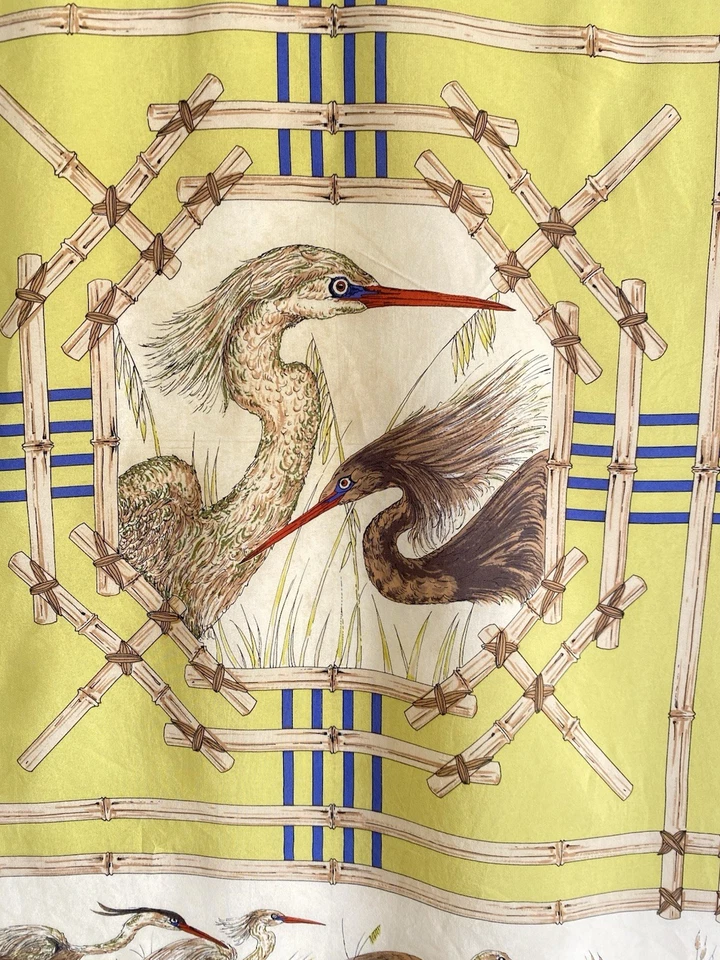 Cachecol feminino BELLOTTI de seda amarela estampa de garça feito na Itália 34"/34" boa con - Imagem 3 de 4