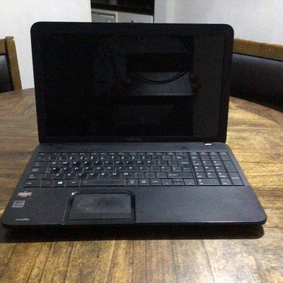 Portátil Toshiba Satellite C850D Foto 3 de 4