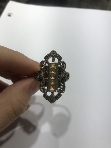 Beautiful Silver Round Style Ring w/ Yellow Gems Centerpieces Size 8 3/4