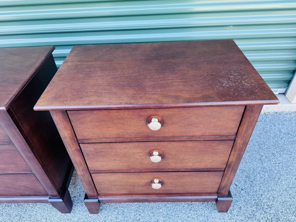 Mesitas de noche de madera con acabado marrón de tres cajones, par Foto 3 de 4