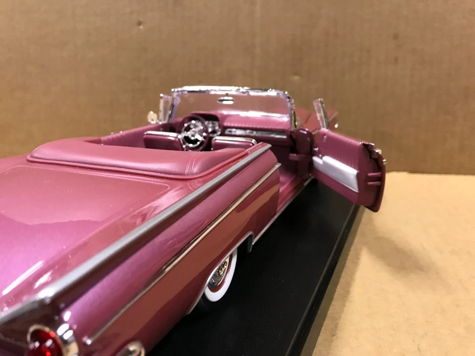 Road Signature 1959 Buick Electra 225 Deluxe Edition 1:18 Scale Die Cast Car - Image 2 of 4