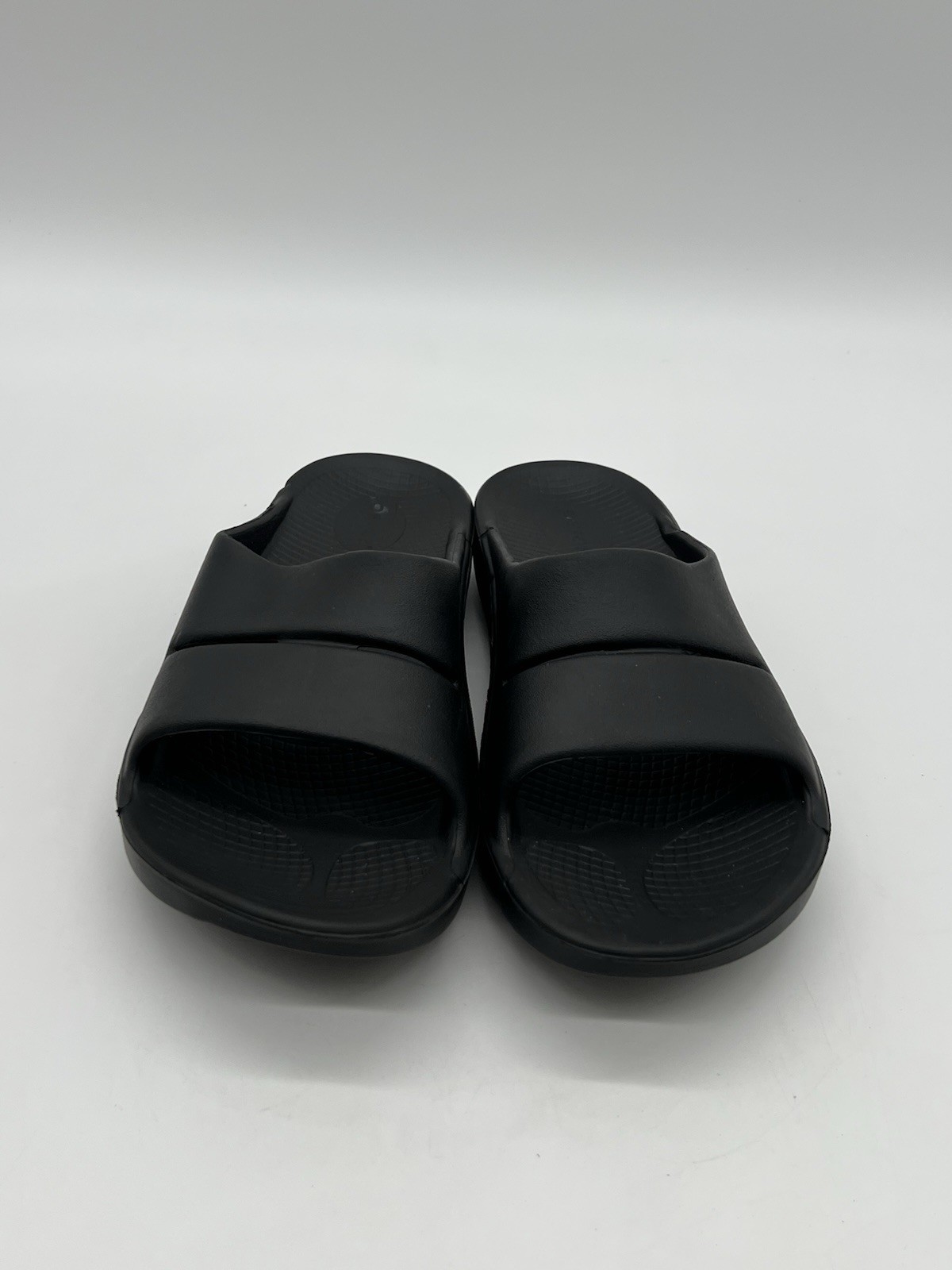 OOFOS OOahh Mens 9 Womens 11 Black Recovery Sandals Slide On Sandals Shoes.