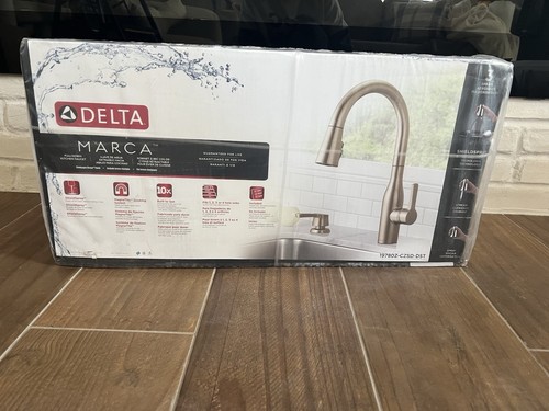 Delta Marca Gold Single-Handle Pull-Down Sprayer Kitchen Faucet with ShieldSpray - Picture 1 of 4