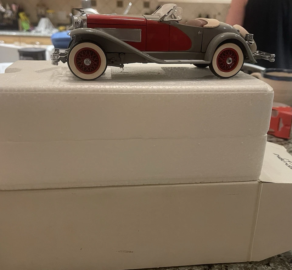 DANBURY COMO NUEVO ESCALA 1/24 - 1935 DUESENBERG SSJ - GRIS/ROJO CON ESTUCHE Foto 3 de 3