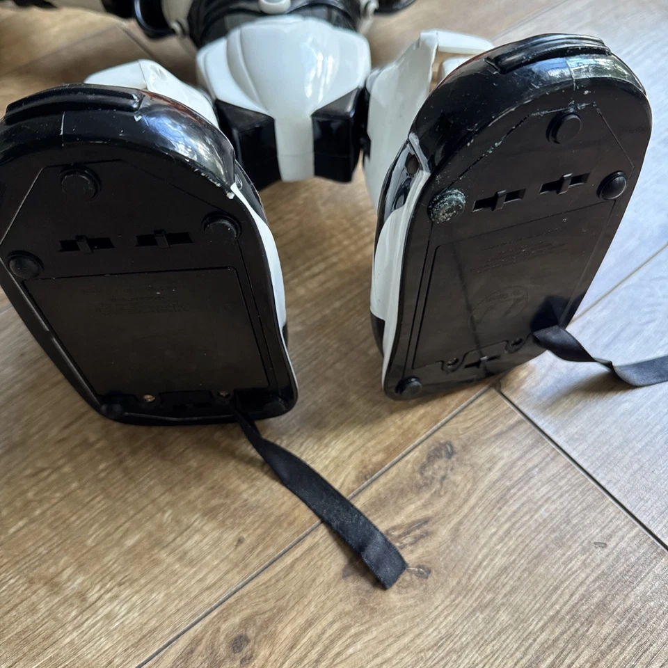 Robosapien Mini Robot - Walks, Eyes Glow, Moving Hands, Poseable Arms - Image 2 of 4