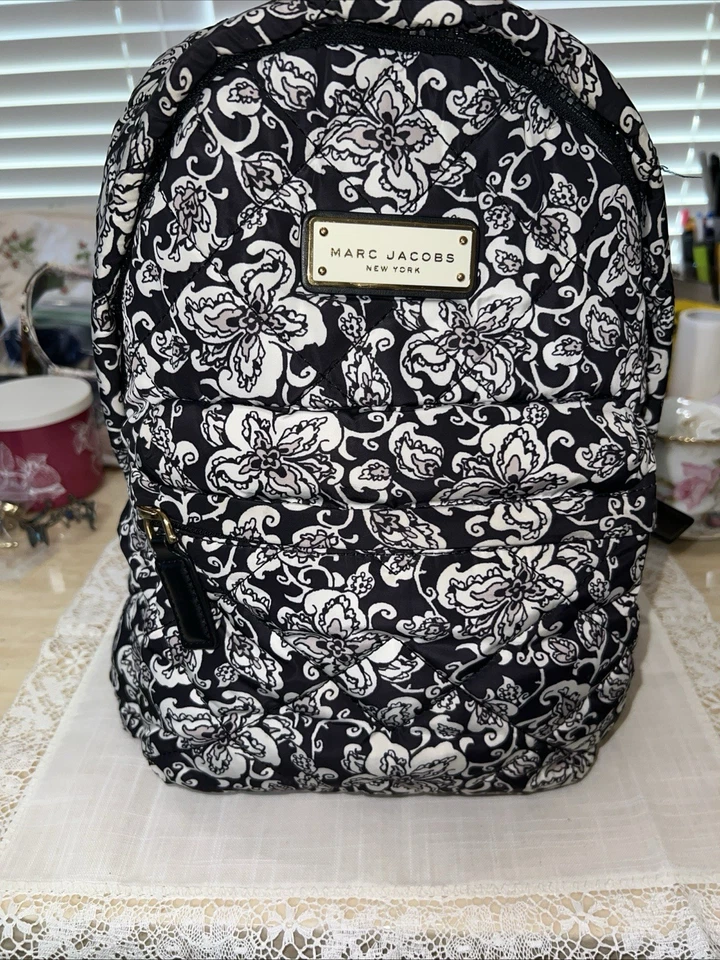 Mochila negra con patrón floral Marc Jacobs Foto 3 de 4