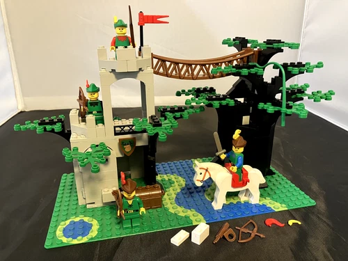 LEGO Castle: Forestmen: Forestmen's Crossing (Set 6071) - MOSTLY COMPLETE