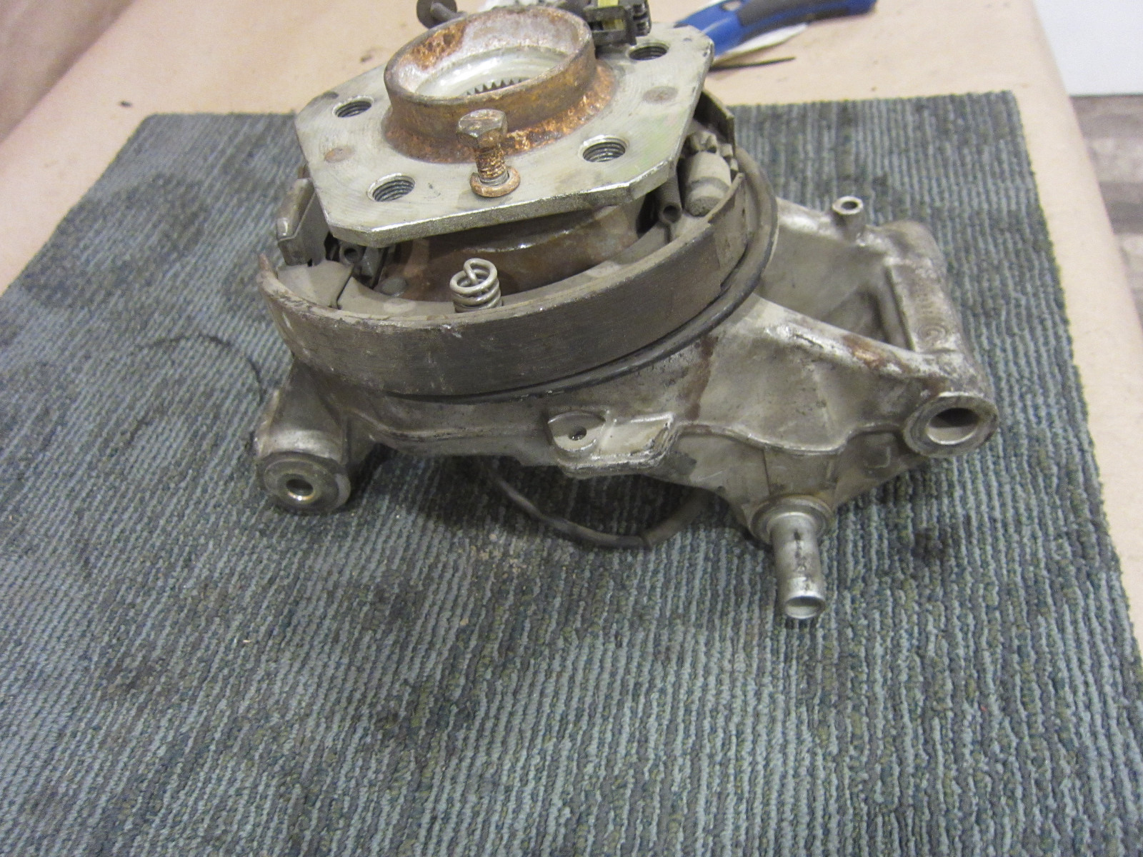 Maserati 4200 - LH Rear Wheel Hub Holder W/Bearing - P/N 183590
