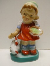 VINTAGE KITSCH PORCELAIN CERAMIC POTTERY GIRL FEEDING CHICKENS STATUE FIGURINE
