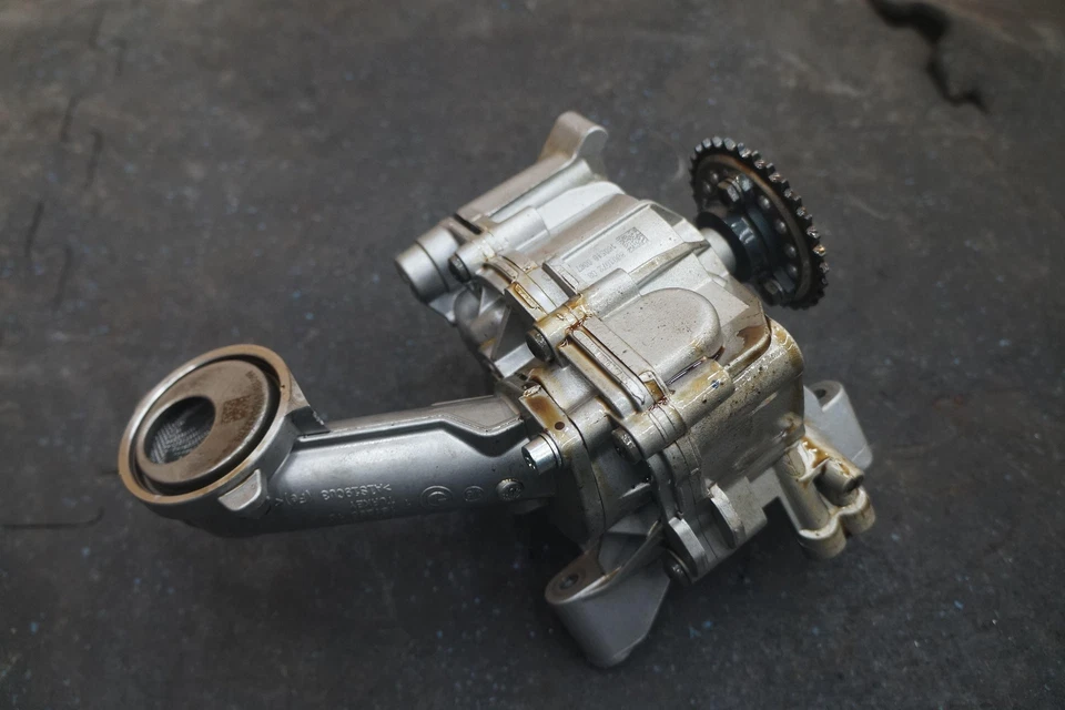 Conjunto de bomba de aceite del motor 11418601072 OEM Bmw 750i G11 G12 2016 Foto 2 de 4